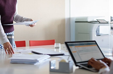 Um guia rápido para garantir a conformidade dos seus PCs e impressoras